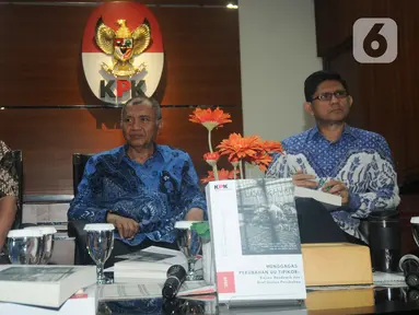 Ketua KPK Agus Rahardjo (tengah), dosen hukum pidana Unpar Agustinus Pohan (kiri), dan Wakil Ketua KPK Laode M Syarief saat menjadi pembicara diskusi di Gedung KPK, Jakarta, Kamis (19/12/2019). Diskusi membahas gagasan perubahan UU Tipikor. (merdeka.com/Dwi Narwoko)