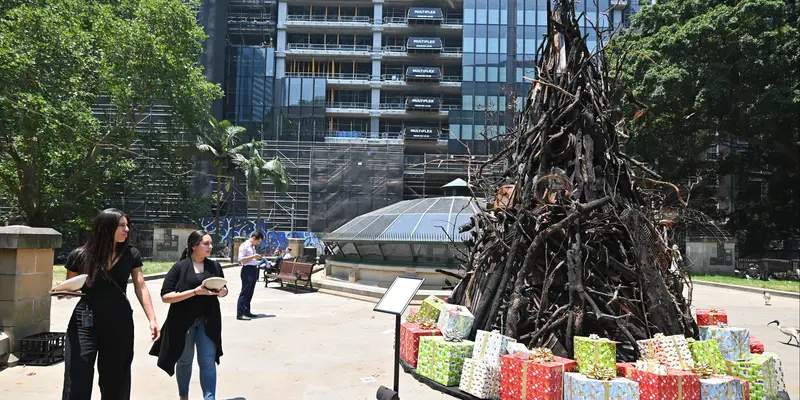 Instalasi Pohon Natal Terbakar Jadi Pusat Perhatian Warga Sydney