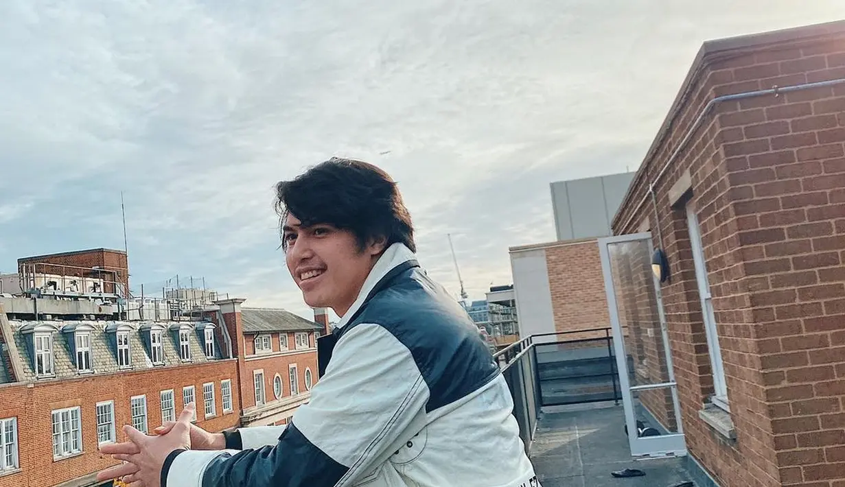 Namun sayangnya liburan keluarga Maia Estianty dan Irwan Mussry tak sempurna karena ketidak hadiran El Rumi. Mengingat El sudah berada di London untuk kembali melanjutkan kuliahnya. (Instagram/elelrumi)
