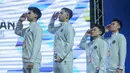 Ganda putra Indonesia Sabar Karyaman Gutama/Moh. Reza Pahlevi Isfahani bersama Leo Rolly Carnando/Bagas Maulana menyanyikan lagu Indonesia Raya di atas podium setelah berhasil meraih medali SEA Games 2025. (Bola.com/Bagaskara Lazuardi)