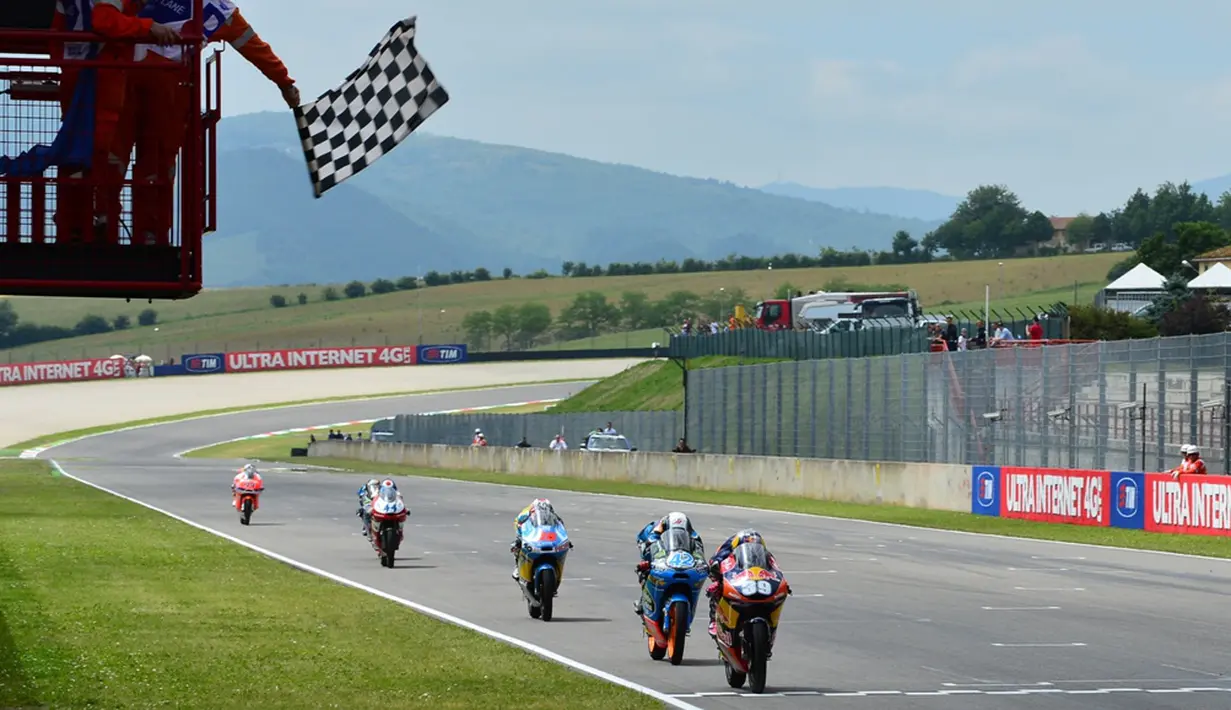 Luis Salom finis pertama di depan Alex Rins and Maverick Vinales dalam balapan Moto3 GP Italia di Sirkuit Mugello, (2/6/2013). (AFP/Giuseppe Cacace)