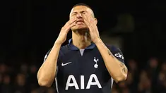 Pemain Tottenham Hotspur, Richarlison, tampak kecewa setelah gagal mencetak gol ke gawang Fulham pada laga Liga Inggris di Stadion Craven Cottage, Minggu (17/3/2024). The Lilywhites tiga gol tanpa balas. (AFP/Henry Nicholis)