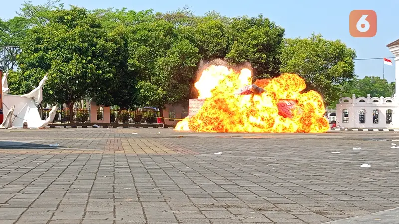 Ledakan Gedung pada Simulasi Pengamanan Kota di Polda Banten. (Selasa, 06/08/2024). (Yandhi Deslatama/Liputan6.com).