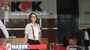 Nova Riyanti Yusuf berjalan keluar usai diperiksa KPK, Jakarta, Selasa (21/2). Noriyu diperiksa sebagai saksi perkara suap pembahasan anggaran untuk dana optimalisasi Ditjen P2KTrans Kemenakertrans tahun 2014.‎ (Liputan6.com/Helmi Afandi)