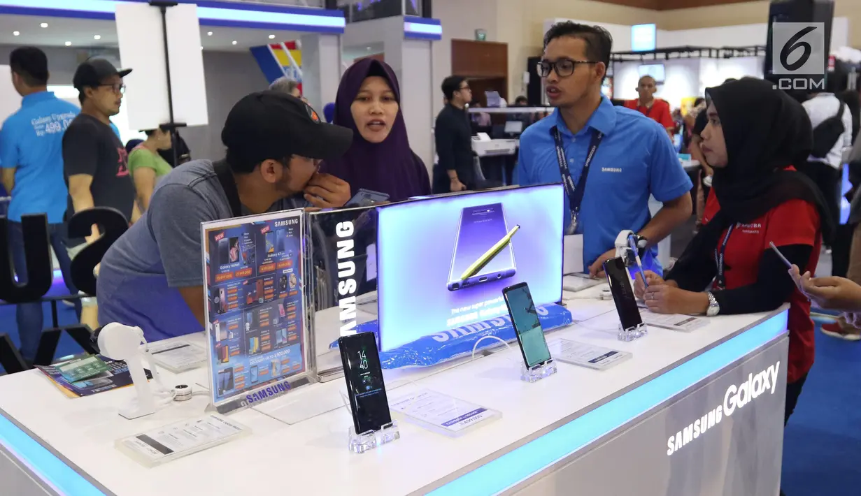 SPG melayani pengunjung di Indocomtech 2018 di JCC, Jakarta, Rabu (31/10). Indocomtech 2018 diikuti 250 eksibitor, dari bidang telekomunikasi, komputer, games, smartphone, elektronik, dan aksesori yang ada di Indonesia. (Liputan6.com/Angga Yuniar)