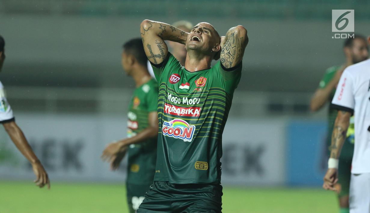 Penyerang PS TNI, Talin Facundo meluapkan emosi saat gagal mencetak gol ke gawang Bali United saat laga lanjutan Liga 1 Indonesia di Stadion Pakansari, Kab Bogor, Senin (10/7). Laga dimenangkan Bali United dengan 4-3. (Liputan6.com/Helmi Fithriansyah)