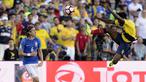 Pemain Ekuador,  Juan Carlos Paredes (kanan) menghalau bola dari kejaran pemain Brasil, Filipe Luis (kiri) pada laga pembuka Copa Amerika 2016 di Stadion Rose Bowl, Pasadena, (5/6/2016) WIB. (Mandatory Credit: Kelvin Kuo-USA TODAY Sports)