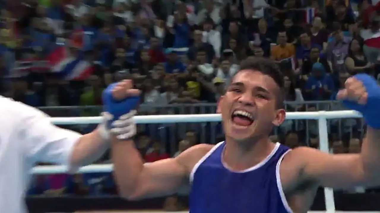 Petinju Indonesia, Adom Sugoro, meraih emas di SEA Games 2017