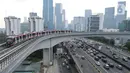 Kereta Lintas Raya Terpadu atau Light Rail Transit (LRT) melintas di jembatan lengkung (longspan) LRT Kuningan, Jakarta, Kamis (3/8/2023). Wakil Menteri BUMN Kartika Wirjoatmodjo menyebutkan konstruksi jembatan lengkung dari Gatot Subroto menuju ke Kuningan salah desain sehingga menyebabkan rangkaian kereta LRT yang melintas harus berjalan melambat. (Liputan6.com/Herman Zakharia)