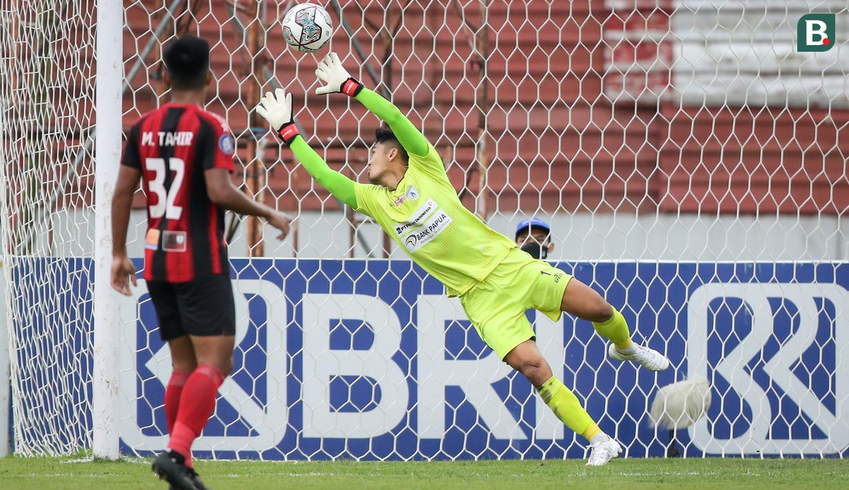 Kiper Persipura Jayapura, Fitrul Dwi Rustapa kebobolan gol kedua saat menghadapi Bhayangkara FC dalam laga pekan ke-15 BRI Liga 1 2021/2022 di Stadion Moch. Soebroto, Magelang, Kamis (02/12/2021). (Bola.com/Bagaskara Lazuardi)