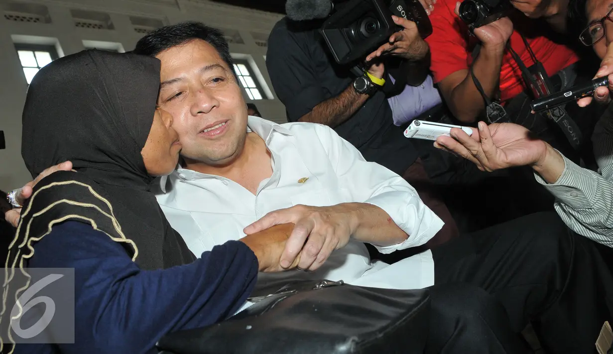 Ketua DPR Setya Novanto berdialog dengan seorang calon penumpang di Stasiun Senen, Jakarta, Selasa (7/7/2015). Kunjungan itu dilakukan untuk meninjau kesiapan transportasi kereta api pada arus mudik jelang Lebaran. (Liputan6.com/Herman Zakharia)
