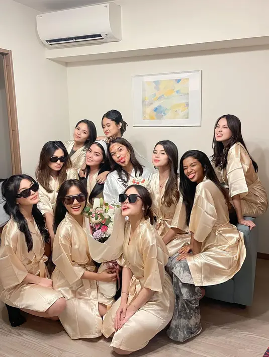 Fuji Tan dan para sahabat yang hadir dalam bridal shower, kompak mengenakan nightgown dan duduk mengelilingi Zize. Tampak beberapa diantara mereka mengenakan kaca mata hitam. Teman Zize sebagian besar selebgram. [Instagram/fuji_an]