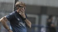Pelatih PSM Makassar, Robert Rene Alberts, saat pertandingan melawan Persib Bandung pada laga lanjutan Liga 1 di Stadion GBLA, Bandung, Rabu, (5/7/2017). Persib menang 2-1. (Bola.com/M Iqbal Ichsan)