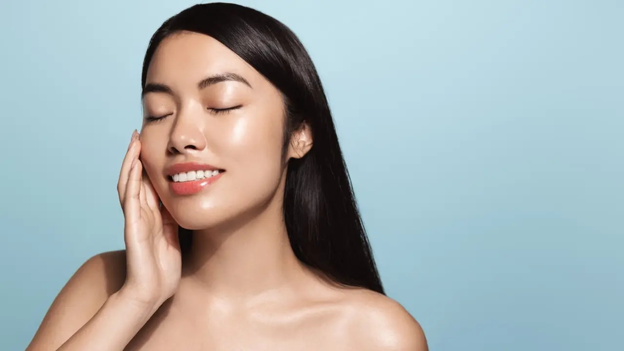 Melembapkan Kulit Berminyak Itu Penting, Cari Tahu Trik Perawatan dan Kandungan Skincare yang Tepat Yuk!