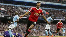 Pemain Manchester United, Marcus Rashford merayakan golnya ke gawang Manchester City pada derby Manchester  Liga Inggris pekan ke-31 di Stadion Etihad, Manchester, Minggu (20/3/2016). (Reuters/Jason Cairnduff)