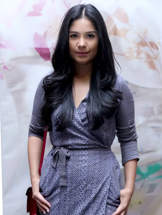 Ketika sudah sampai di eskalator, Annisa mengaku tetap berjalan meniti tangga-tangga menuju arah bawah itu hingga hak stiletto-nya pun nyangkut. (Andy Masela/Bintang.com)