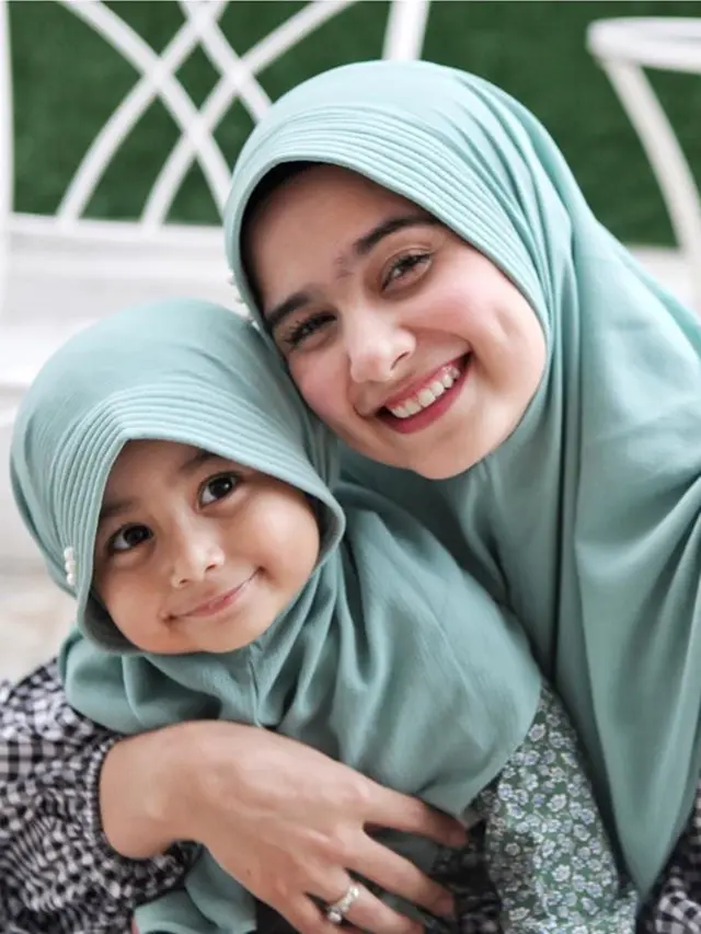 Bisa Jadi Inspirasi Lebaran, Ini 6 Potret Artis Cantik Pake Baju Kembar dengan Anak