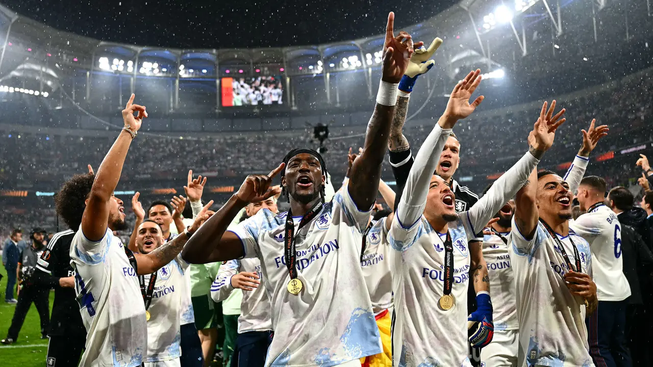 Foto: Suka Cita Para Pemain dan Suporter Aston Villa setelah Pastikan Gelar Juara Liga Europa, Unai Emery Catatkan Sejarah Memukau