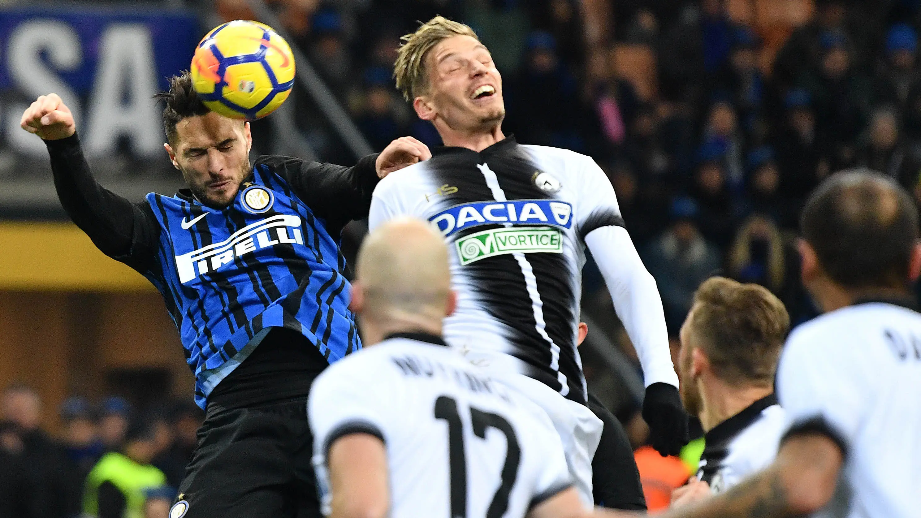 Bek Inter Milan, Danilo D'Ambrosio, duel udara dengan bek Udinese, Jens Stryger, pada laga Serie A di Stadion Giuseppe Meazza, Milan, Sabtu (16/12/2017). Inter Milan takluk 1-3 dari Udinese. (AFP/Alberto Pizzoli)