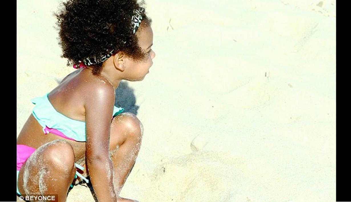 Di liburan sekaligus perayaan ulang tahun Beyonce, tampak Blue Ivy asyik bermain pasir di pantai, Perancis, (17/9/14). (Dailymail)