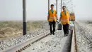Para petugas pemeliharaan rel kereta api berjalan menuju lokasi tugas mereka di jalur kereta api Golmud-Korla di Daerah Otonom Uighur Xinjiang, China, pada 14 Juli 2020. Jalur kereta ini menurut jadwal pengoperasiannya akan dimulai pada 30 Oktober 2020. (Xinhua/Ding Lei)