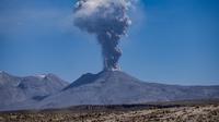 Ilustrasi gunung mengeluarkan abu vulkanik. (Pixabay/MonikaP)