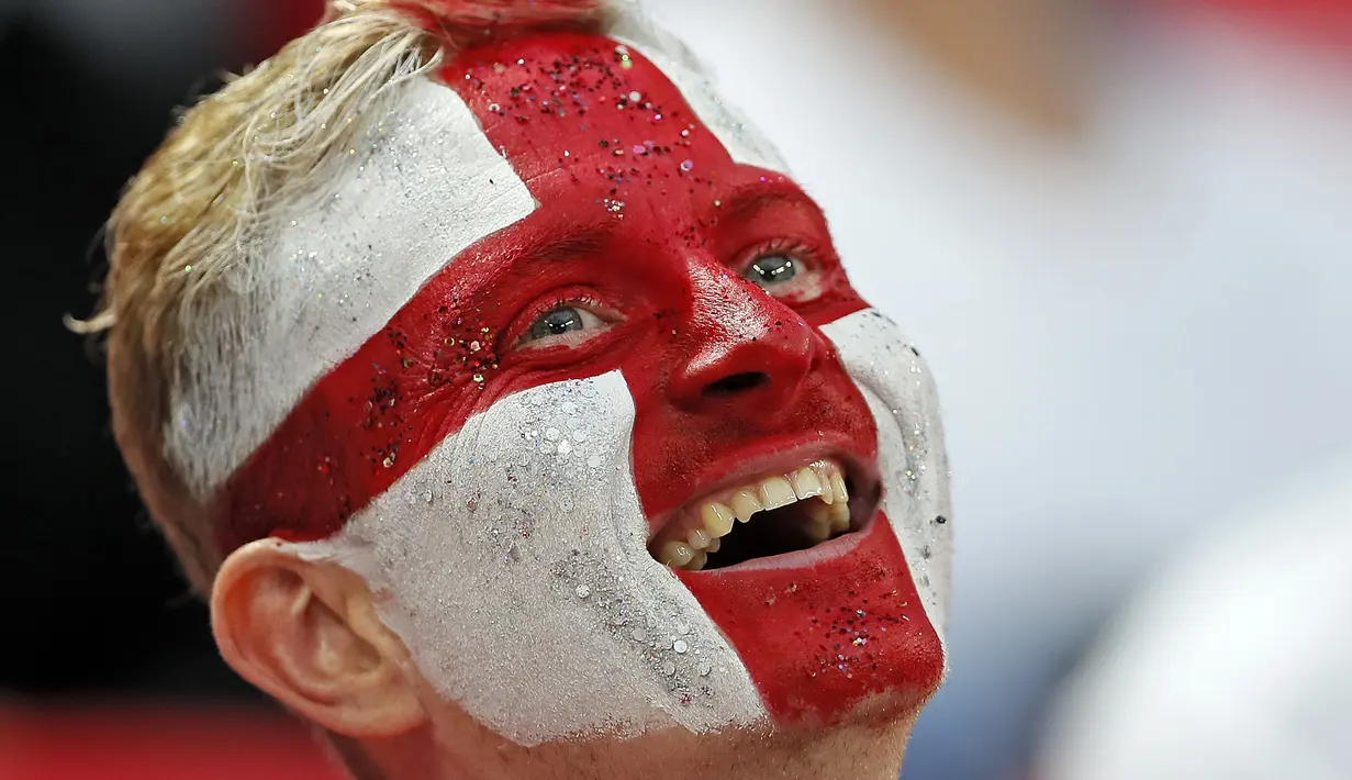 Fans Inggris tersenyum saat mendukung timya melawan Slovakia pada laga grup F kualifikasi Piala Dunia 2018 di Wembley stadium, London, (4/9/2017). Inggris menang 2-1. (AP/Kirsty Wigglesworth)