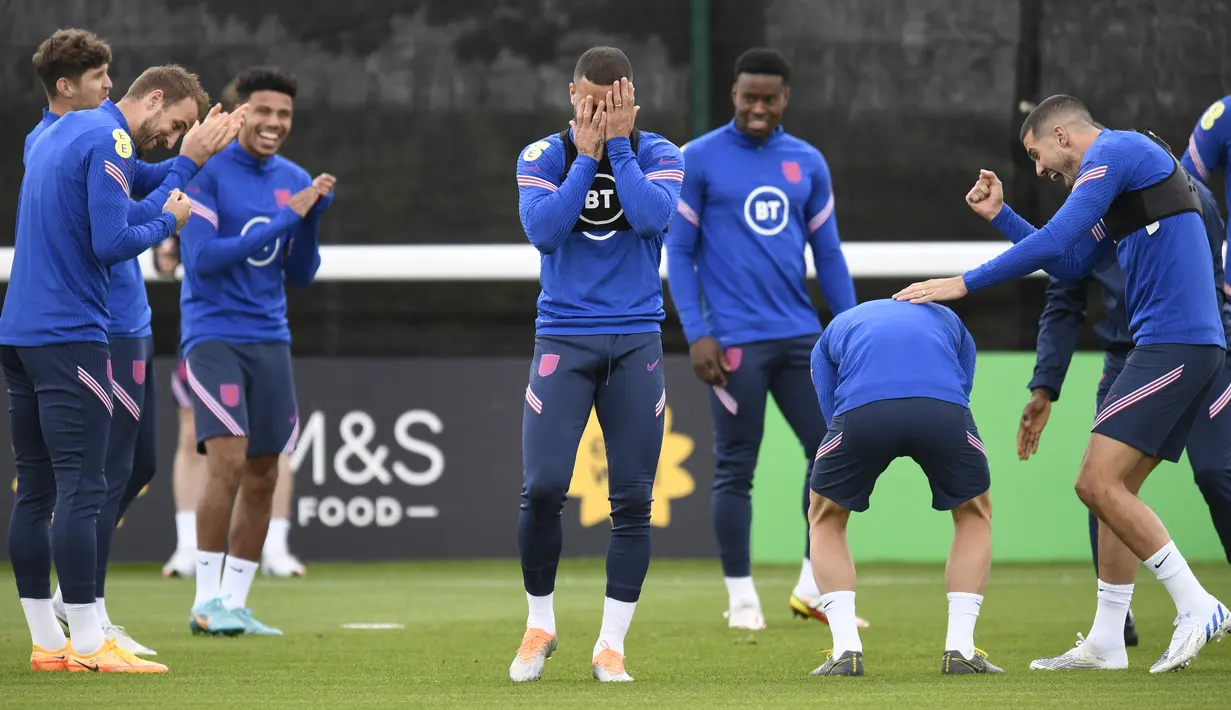 <p>Gelandang timnas Inggris Phil Foden menendang bola selama sesi latihan tim di Burton-upon-Trent, Senin (13/6/2022). Laga antara Inggris vs Hungaria pada pekan keempat UEFA Nations League 22-23 akan digelar di Stadion Molineux, Wolverhampton, pada Rabu (15/6) dinihari WIB. (Oli SCARFF / AFP)</p>