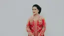 Ini adalah penampilan Kahiyang Ayu di pernikahan sang adik, Kaesang Pangarep. Mengenakan kebaya kutubaru dari velvet berwarna merah dengan payet keemasan, dipadu kain batik sebagai rok, tampilan Kahiyang di sini sangat elegan. [Foto: Instagram/ayanggkahiyang]