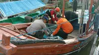 Petugas Gabungan dan Ditpolairud Polda Jabar saat mengevakuasi korban kapal tenggelam di perairan Indramayu. Foto (Liputan6.com / Istimewa)