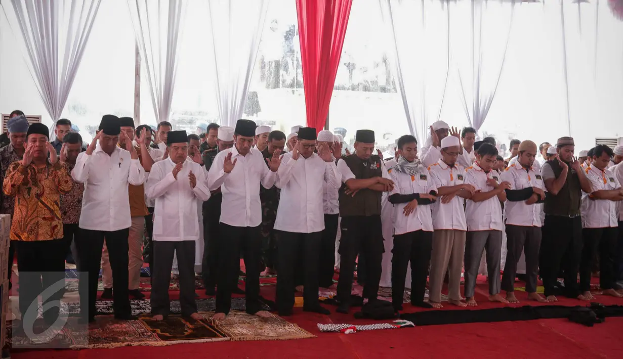 Presiden Joko Widodo dan Wakil Presiden Jusuf Kalla berserta Menkopolhukam Wiranto, Panglima Jendral TNI Gatot Nurmanyto, Menteri Agama Lukman Hakim saat melaksanakan salat Jumat bersama di Monas, Jakarta, Jumat (2/12). (Liputan6.com/Faizal Fanani)