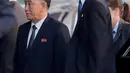 Pejabat tinggi Korea Utara, Kim Yong Chol tiba untuk jamuan makan malam dengan Menteri Luar Negeri AS Mike Pompeo, di New York, Rabu (30/5). Pompeo dan Yong Chol bertemu untuk membahas pertemuan Donald Trump dengan Kim Jong-un. (AP/Julie Jacobson)