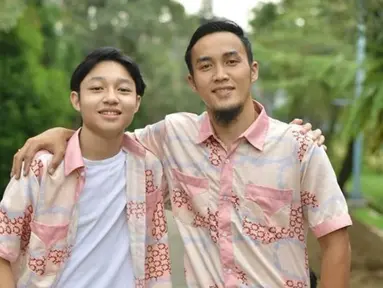 Kiesha Alvaro dekat dengan Gunawan Dwi Cahyo. Gunawan memperlakukan Kiesha dengan baik sebagai seorang anak. Alhasil, kini keduanya sangat dekat dan akrab sebagai seorang ayah dan anak. (Liputan6.com/IG/kiesha.alvaro)