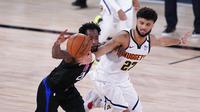 Pebasket Denver Nuggets, Jamal Murray, berebut bola dengan pebasket Los Angeles Clippers, Patrick Beverley pada gim ketujuh semifinal playoff NBA di Lake Buena Vista, Selasa (15/9/2020).  Nuggets menang dengan skor 104-89. (AP/Mark J. Terrill)