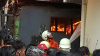 Petugas berusaha memadamkan api. (Twitter Dinas Penanggulangan Kebakaran dan Penyelamatan Provinsi DKI Jakarta)