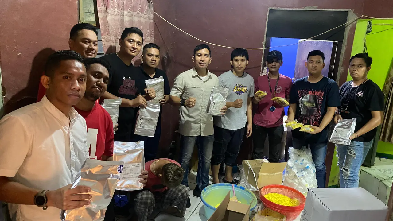 Polda Metro Jaya menggerebek pabrik narkoba di Kampung Tajur, RT 002 RW 003, Kelurahan Tajur, Citeureup, Bogor, Rabu (15/5/2024). (Merdeka.com/Bachtiarudin Alam)