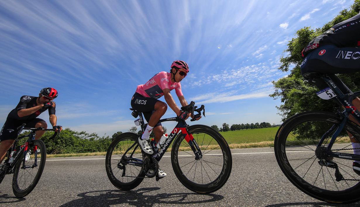 Karir profesionalnya dimulai ketika Gianni Savio menawarinya untuk menjadi pembalap di Tim Androni Giocattoli – Sidermac pada tahun 2016. Setelah itu pada tahun 2018, ia direkrut oleh Team Sky sebelum berubah menjadi nama menjadi Ineos Grenadiers. (Foto: AFP/Luca Bettini)