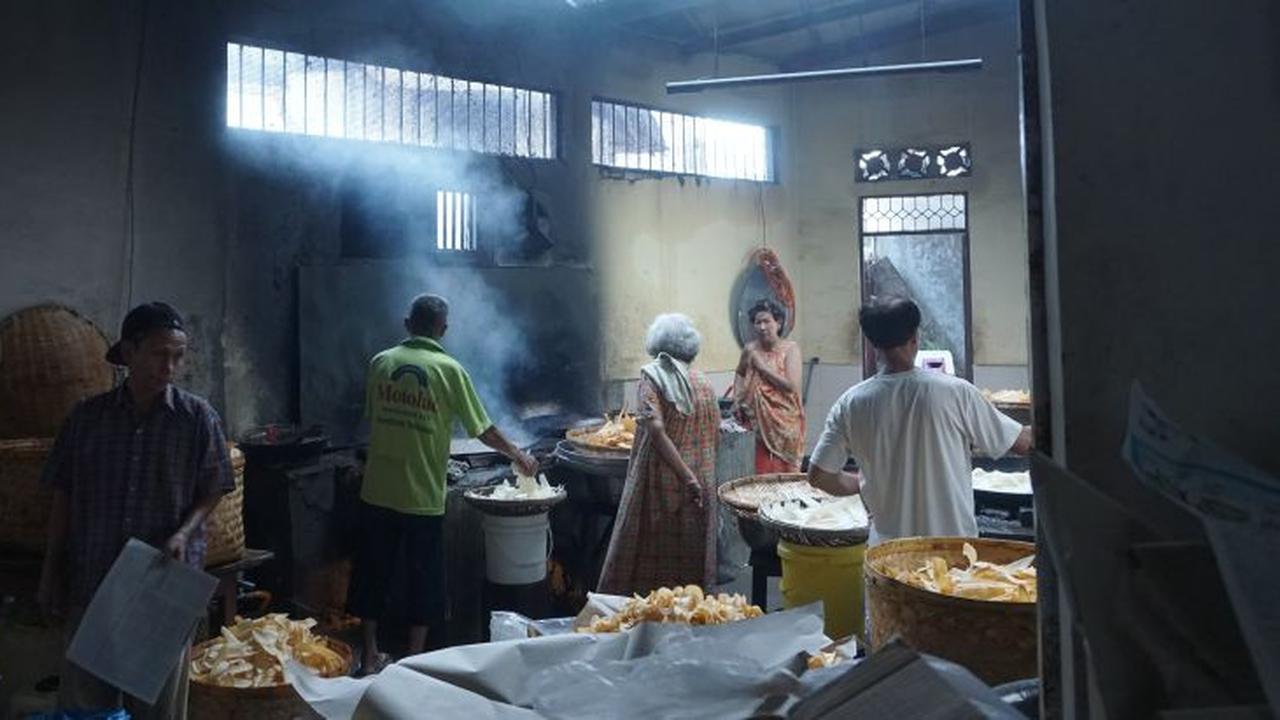 Bisnis Keripik Balado Nan Salero yang digeluti oleh Andry Yapilus.