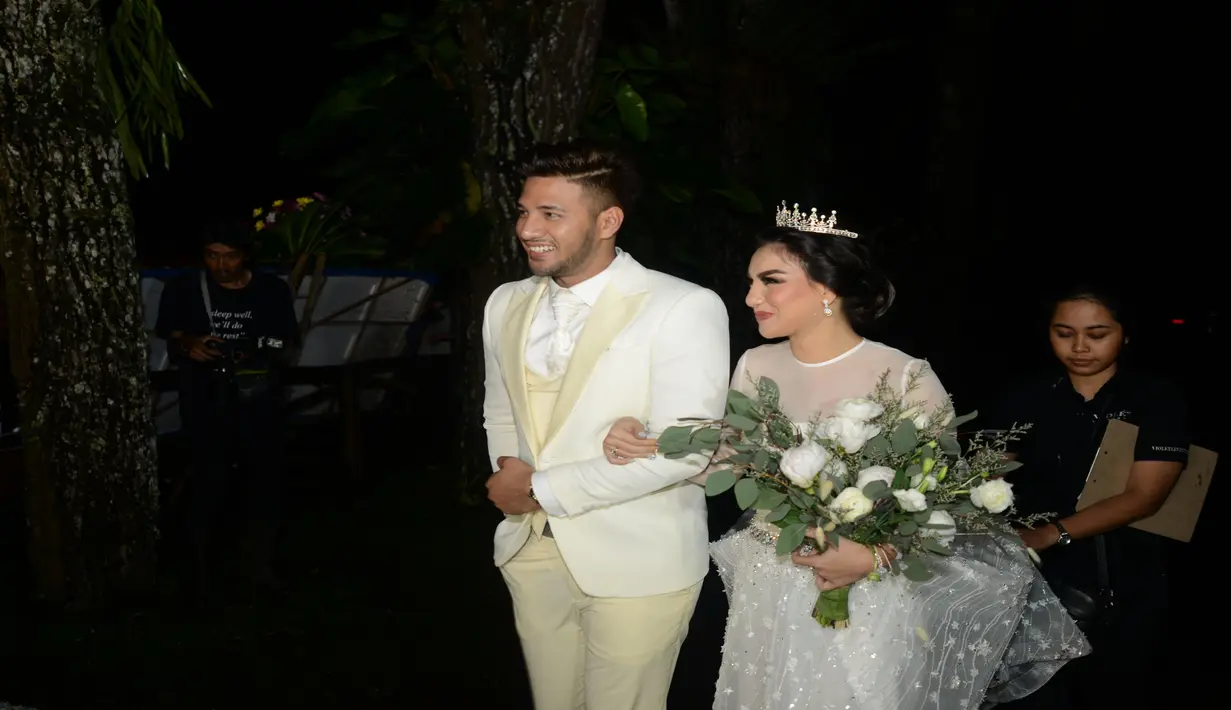 Bak raja dan ratu semalam, baik Ammar dan Irish sendiri tampak tampan dan cantik. Selain itu, Irish Bella juga menggunakan mahkota cantik dengan memegang bucket bunga mawar putih. (Kapanlagi.com/Bayu Herdianto)