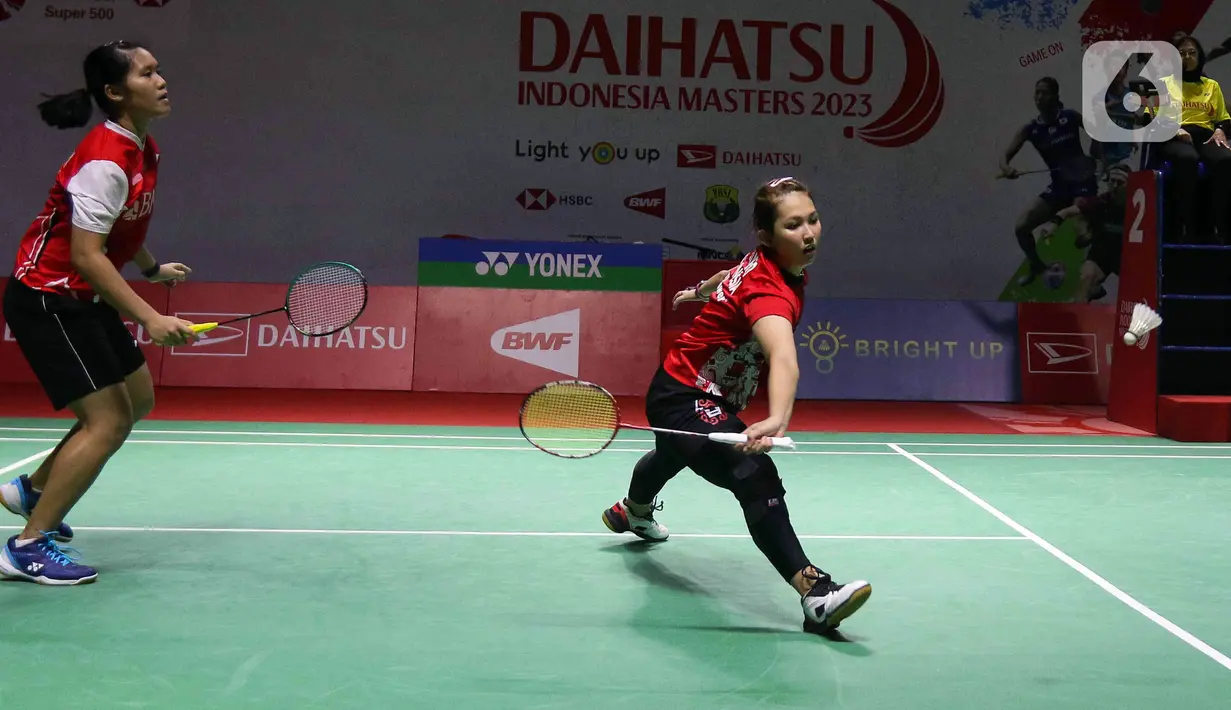 Pebulu tangkis ganda putri Indonesia Lanny Tia Mayasari/Ribka Sugiarto saat bertanding melawan ganda putri India Tanisha Crasto/Ashwini pada babak 16 besar Daihatsu Indonesia Masters 2023 di Istora Senayan, Jakarta, Kamis (26/1/2023). Pasangan Lanny/Ribka terhenti di babak 16 besar Indonesia Masters 2023 dengan skor 19-21, 21-18, dan 23-21. (Liputan6.com/Herman Zakharia)