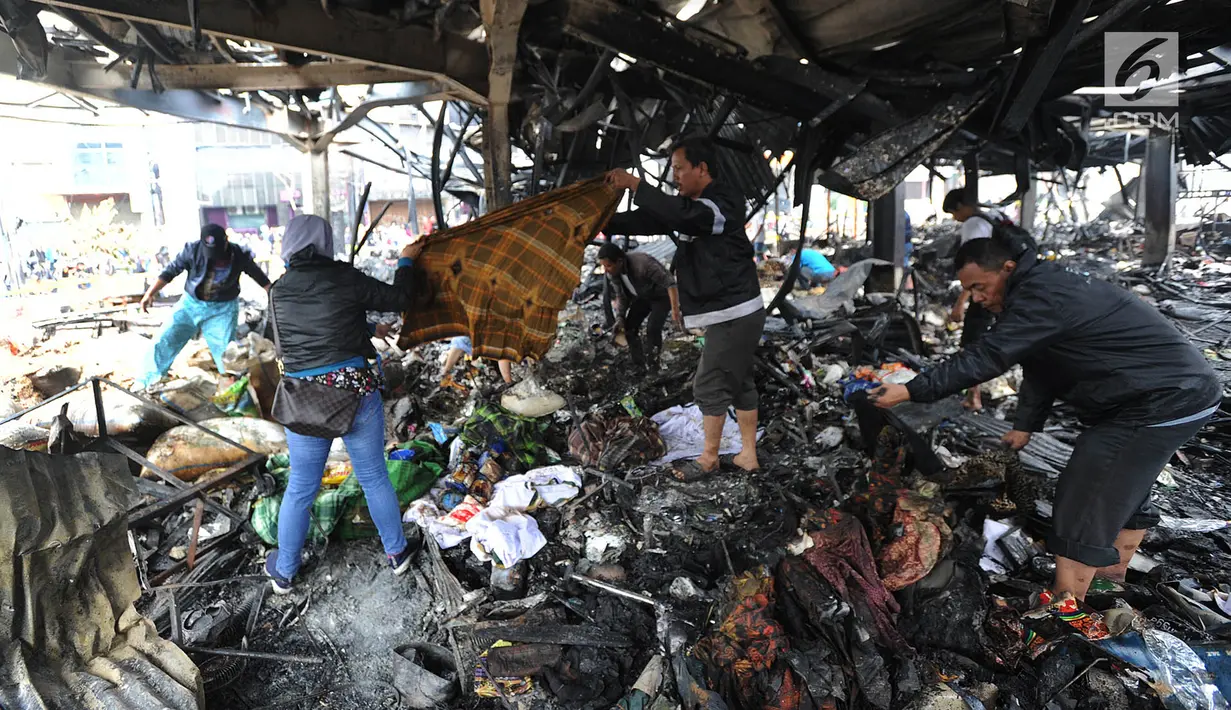 Pedagang mencari sisa barang dagangan usai kebakaran melanda Pasar Blok A Kebayoran Baru, Jakarta Selatan, Rabu (6/3). Kerugian ditaksir mencapai miliaran rupiah. (merdeka.com/Arie Basuki)