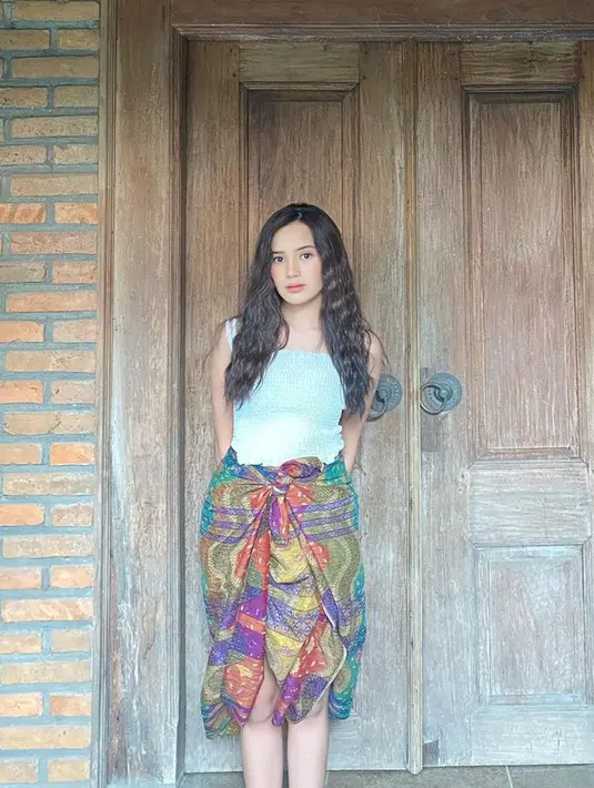 Beby Tsabina memang cukup sering menggabungkan penampilan modern bercampur tradisional. Penampilan pemain sinetron Mermaid in Love ini terlihat anggun dengan penampilannya yang unik ini. (Liputan6.com/IG/@bebytsabina)