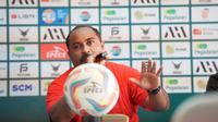 Head Coach Malut United Imran Nahumarury berbicara dalam konferensi pers jelang laga kontra Bekasi City, Minggu (17/12/2023). (Dok. Malut United)