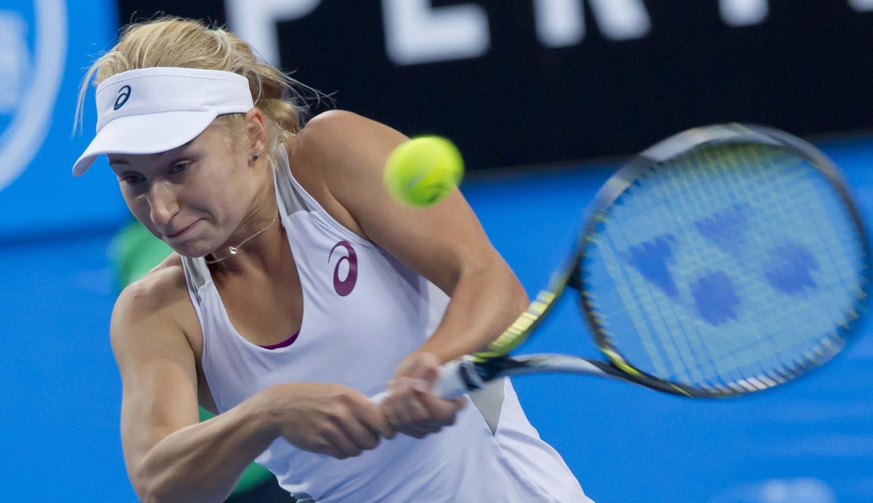 Daria Gavrilova dari Australia saat mengembalikan servis lawannya pada Tenis Piala Hopman di Perth, Australia (7/1/2016). (AFP Photo/Tony Ashby)