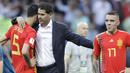 Pelatih Spanyol, Fernando Hierro memberikan semangat kepada Sergio Busquets (kiri) dan Iago Aspas usai kalah dari Rusia pada laga 16 besar Piala Dunia 2018 di Luzhniki Stadium, Moskow, Rusia, (1/7/2018). Spanyol kalah 3-4. (AP/Matthias Schrader)