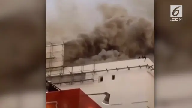 Momen menegangkan saat beberapa orang terjebak kebakaran di atap  Gedung Niaga JIExpo Kemayoran.