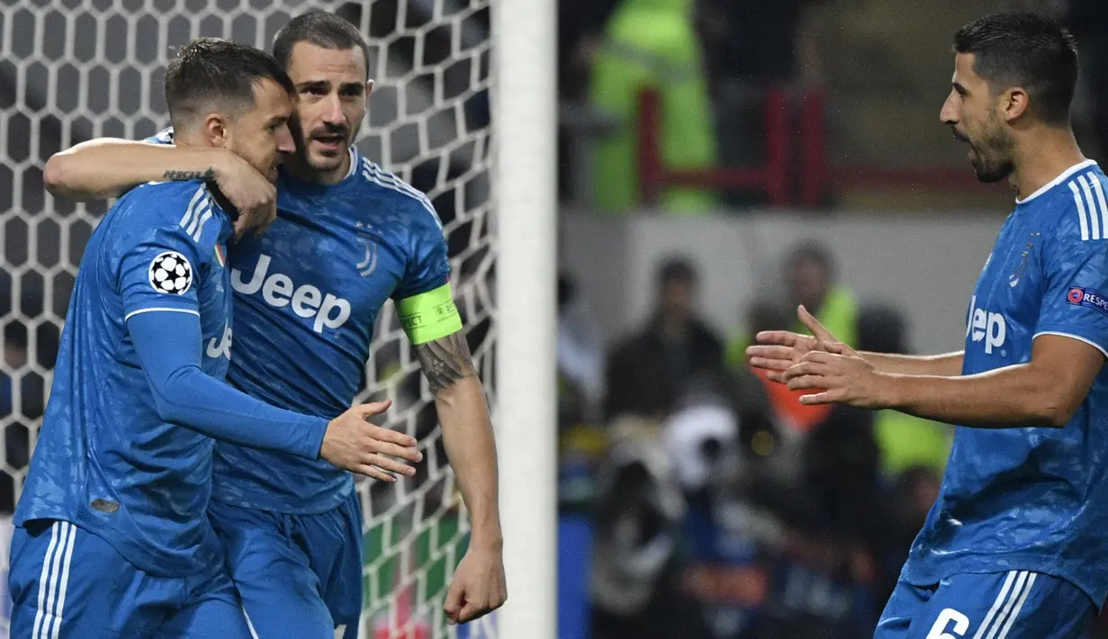 Gelandang Juventus, Aaron Ramsey (kiri) berselebrasi dengan rekan-rekannya usai mencetak ke gawang Lokomotiv Moswoc pada pertandingan Grup D Liga Champions di stadion RZD Arena, Moskow (6/11/2019). Juventus menang 2-1 atas Lokomotiv Moscow. (AFP Photo/Alexander Nemenov)