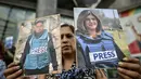 Sejumlah warga Palestina turut berduka atas kematian jurnalis tersebut. Tampak dalam foto, seorang pekerja media pemerintah memegang potret jurnalis Palestina yang telah meninggal selama demonstrasi di depan gedung PBB di Caracas pada 11 Agustus 2025. (Juan BARRETO/AFP)