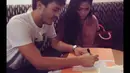 Akun tersebut juga menampilkan sebuah foto Ludwig yang diduga sedang menandatangani berkas pernikahan dengan Jessica Iskandar. (twitter.com/LudwigEbgraf)