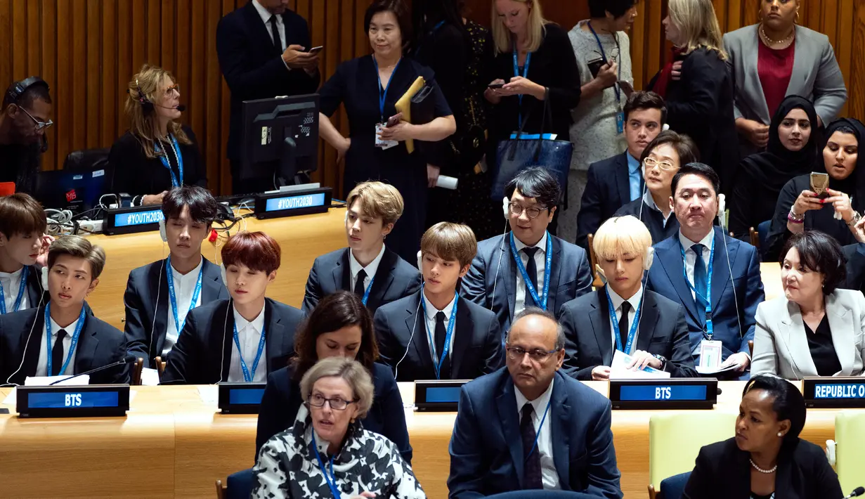 Boyband Korea Selatan, BTS menghadiri Sidang Umum Perserikatan Bangsa-Bangsa (PBB) di New York, Senin (24/9). BTS memberikan pidato singkat dihadapan para pemimpin dunia yang hadir dalam acara UNICEF. (AP/Craig Ruttle)